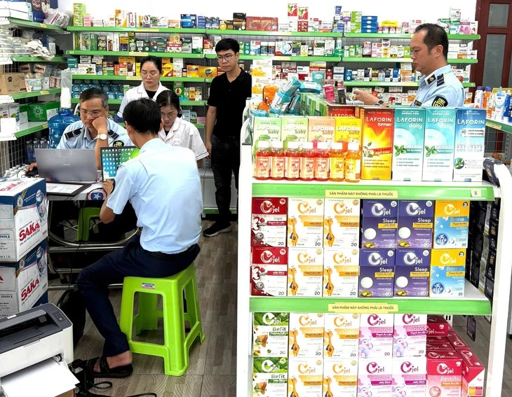 Chống buôn lậu, hàng giả 6-6: Tạm giữ 2 tấn táo đỏ và nhiều túi gân bò, vịt quay