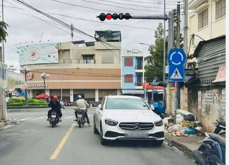 Phạt nữ tài xế Mercedes đậu xe ngược chiều ở Nha Trang