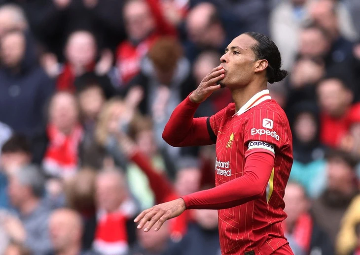 Liverpool tiến gần ngôi vương, Chelsea hòa vất vả