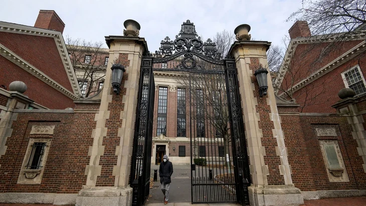 Các giáo sư Harvard kiện ông Trump vì đe dọa cắt tài trợ