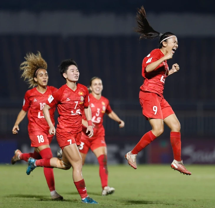 Huỳnh Như sút phạt tung lưới 'đội tuyển mini' Philippines