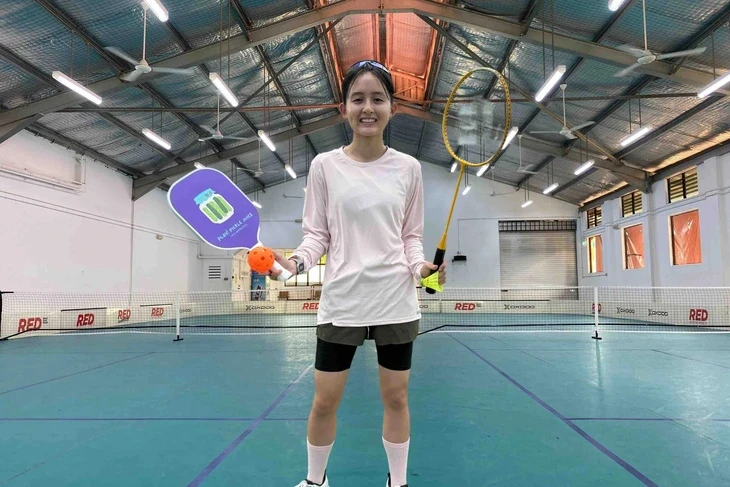 Chơi cho khỏe, nên chọn pickleball hay cầu lông?