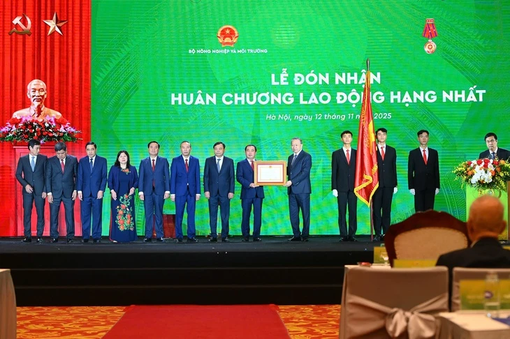 Bộ Nông nghiệp và Môi trường nhận Huân chương Lao động hạng nhất