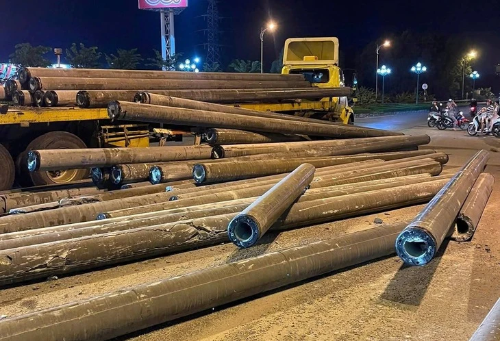 Xe bị tuột dây chằng, cả chục cọc bê tông rơi ngổn ngang giữa phố Quảng Ngãi