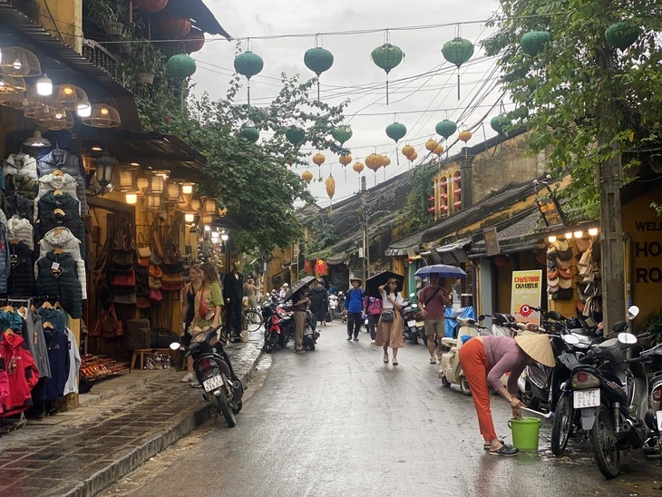 Hôm qua còn ngập bùn, hôm nay phố cổ Hội An đã sáng đèn đón du khách