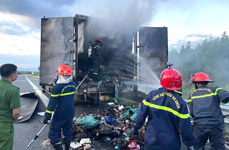 Xe chở thư báo biển số TP.HCM bốc cháy trên cao tốc Vân Phong - Nha Trang