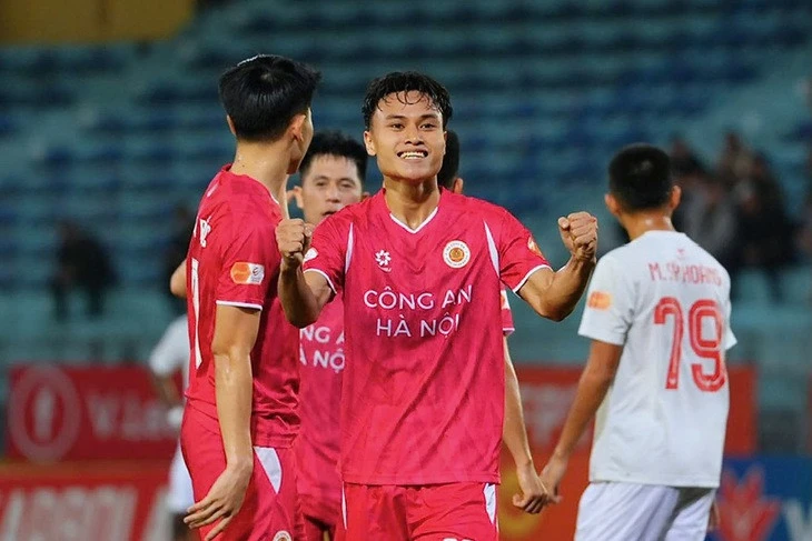 Tuyển thủ U22 Việt Nam ghi bàn cho CLB Công An Hà Nội trước khi hội quân