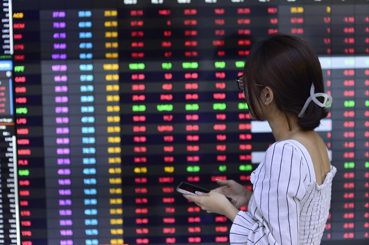 Chứng khoán lại gây bất ngờ sau khung 14h