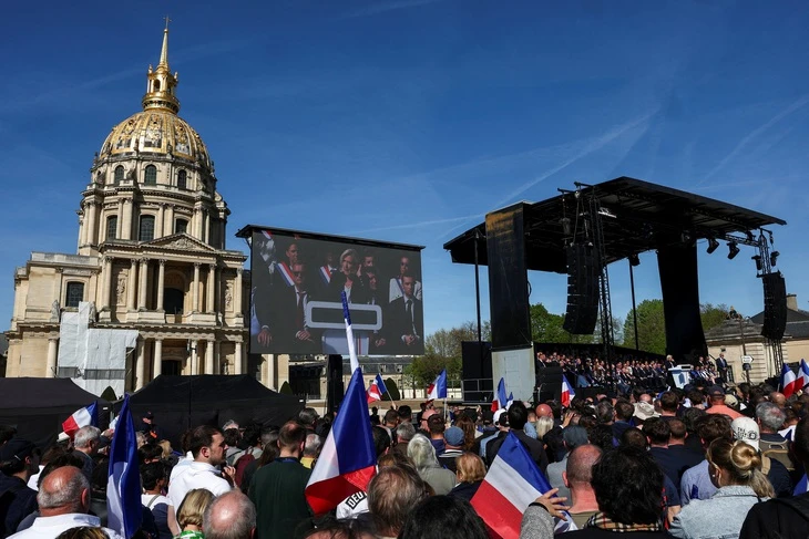Hàng ngàn người biểu tình tập trung ở Paris sau khi bà Le Pen bị kết án tù