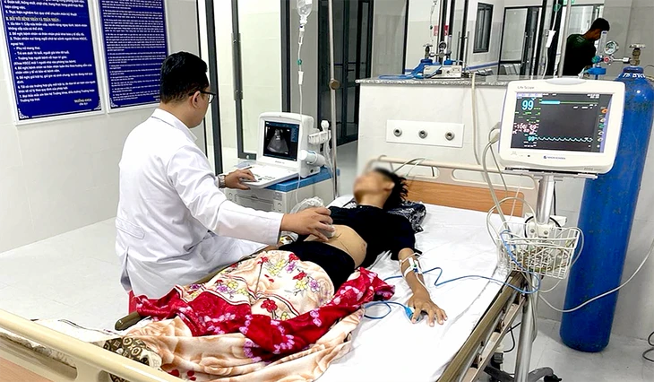 Bác sĩ Bệnh viện Bình Dân bay ra Côn Đảo từ sớm cấp cứu cho người dân