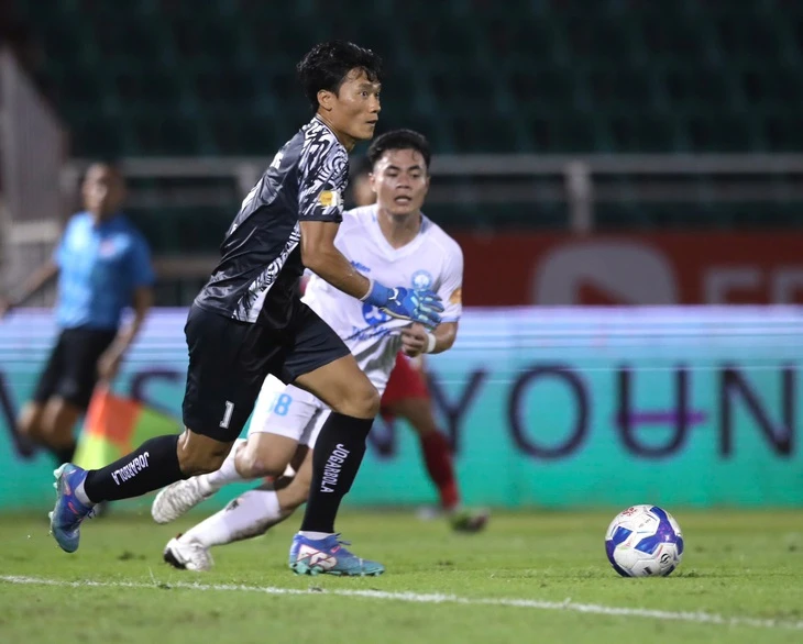 Thủ môn Bùi Tiến Dũng đứt dây chằng ở vòng 7