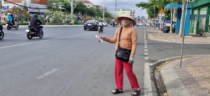 Hoa hồng cho người bán vé số dạo bao nhiêu là phù hợp?