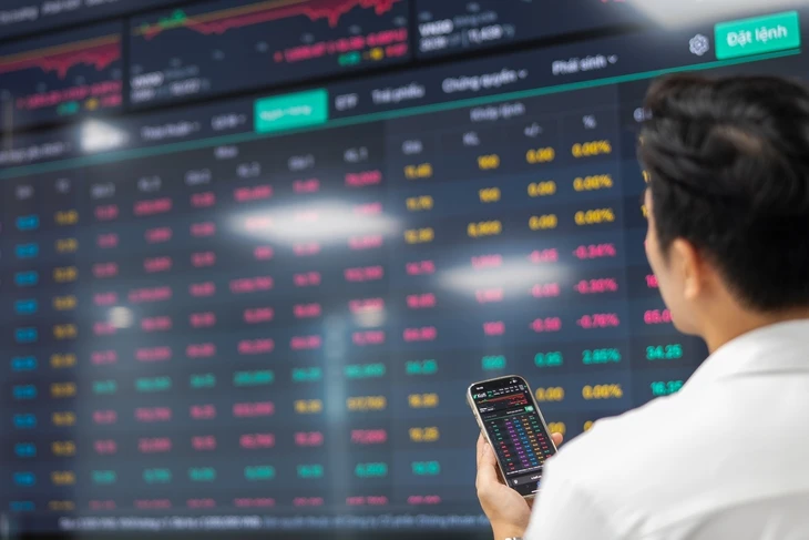 VN-Index mất hơn 10 điểm, nhóm cổ phiếu 'vua' gây áp lực