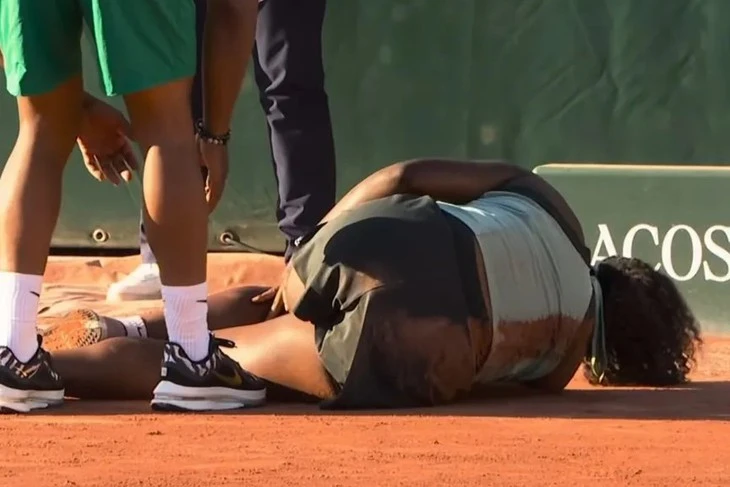 Tay vợt 24 tuổi dính chấn thương nặng ở Roland Garros, ngồi xe lăn rời sân