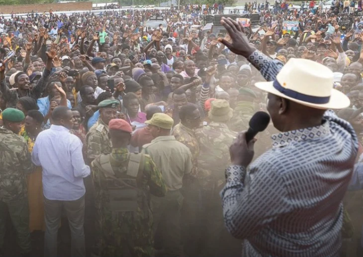 Tổng thống Kenya đang phát biểu về chi phí sinh hoạt thì một chiếc giày 'bay' tới