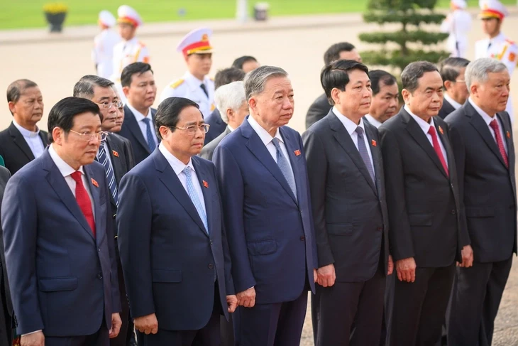 Lãnh đạo Đảng, Nhà nước, đại biểu Quốc hội vào lăng viếng Chủ tịch Hồ Chí Minh