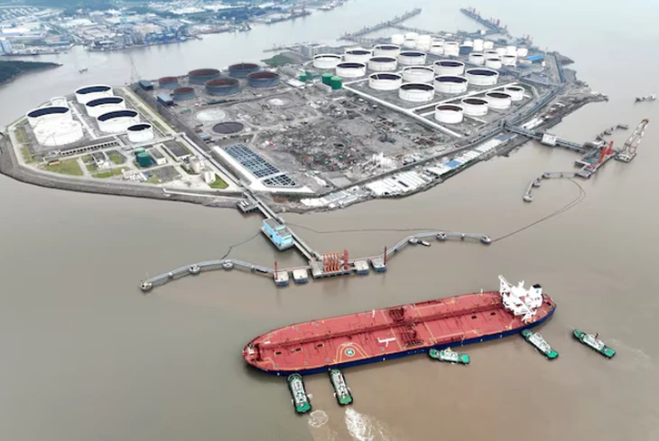 Giá dầu trượt dốc khi OPEC+ tăng tốc bơm thêm sản lượng