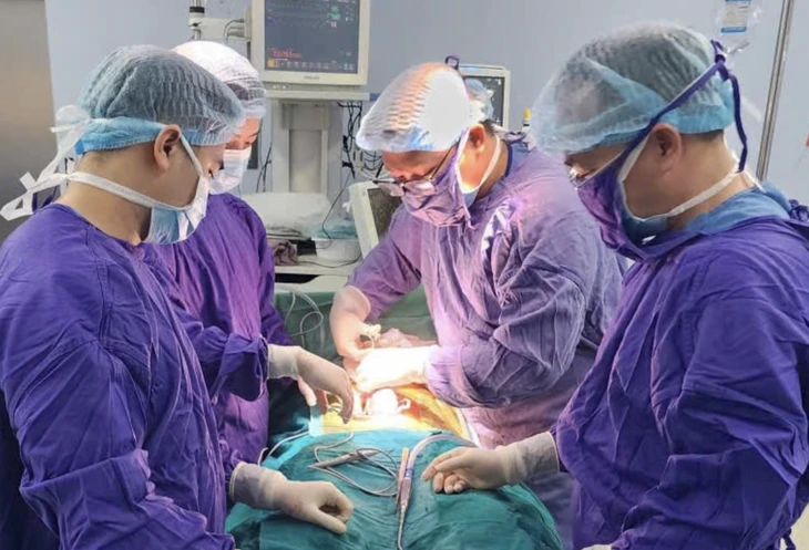 Đá bóng bị ngã, nam thanh niên mất một bên tinh hoàn vì chần chừ đi khám