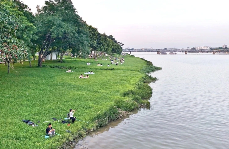 Bờ cỏ xanh hút hồn du khách đến Huế