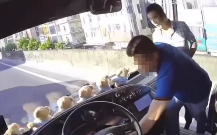 Rút chìa khóa xe khách trên đường là có dấu hiệu vi phạm pháp luật