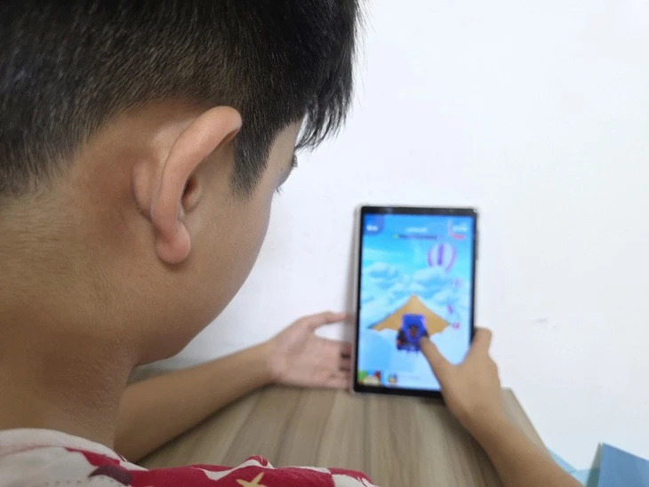 Trẻ em 'nghiện' điện thoại - Kỳ 1: Để trẻ xài điện thoại cho 'đỡ quậy'?