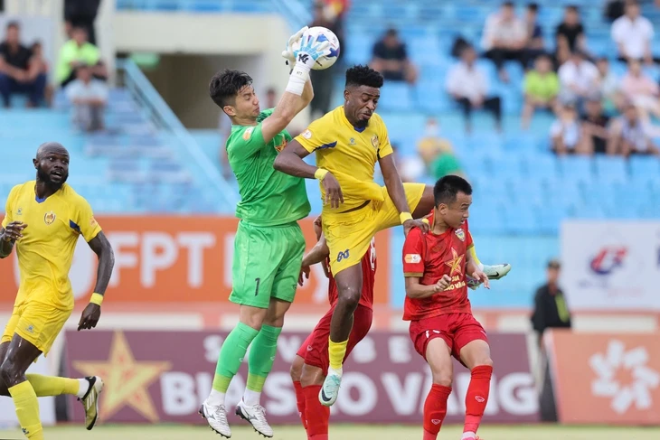 Đua trụ hạng V-League 2024 - 2025: Ai cứu, cứu ai?