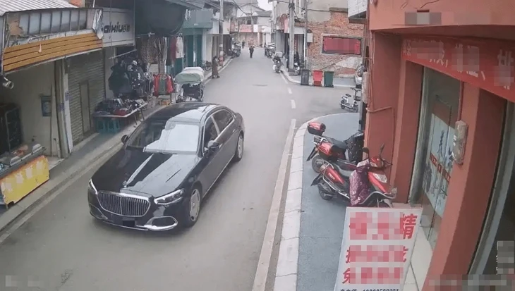 'Đại gia' lái Maybach đến hàng loạt tiệm vàng, đi đến đâu để lại vàng giả đến đấy