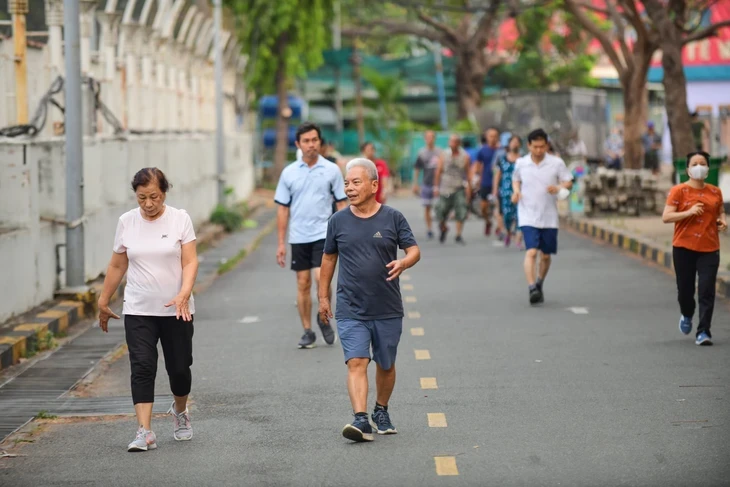 Người bệnh tim mạch có nên đi bộ thể dục? Câu trả lời từ bác sĩ