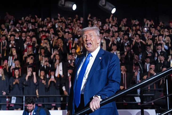 Kinh tế Mỹ chỉ đang trong 'giai đoạn chuyển tiếp', ông Trump trấn an