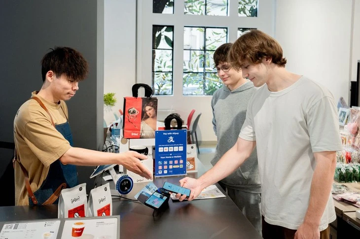 'China Shopping': Nhiều người Mỹ bay thẳng sang Trung Quốc mua sắm để né thuế hàng nhập khẩu