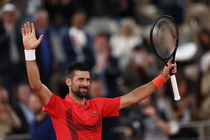Djokovic thắng dễ, Medvedev bị loại sốc ở vòng 1 Roland Garros