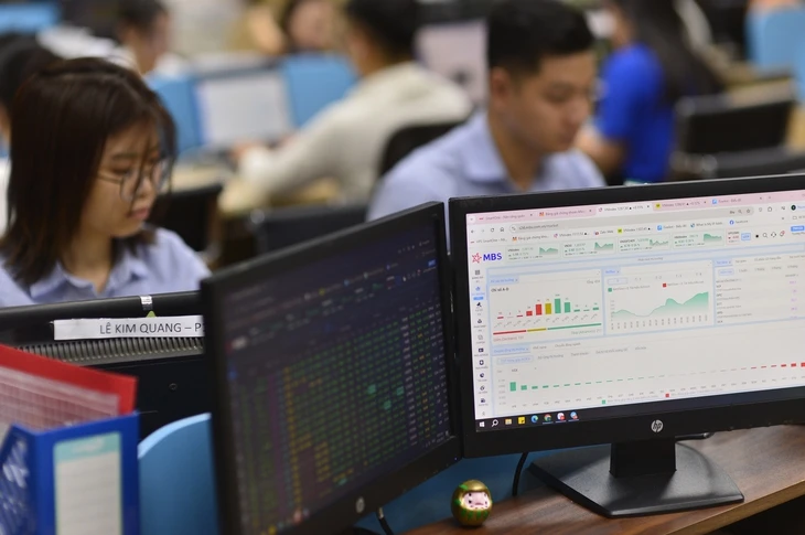 Top 10 doanh nghiệp hiệu quả trên sàn có ngân hàng ‘áp đảo’, cổ phiếu được dự báo ra sao?