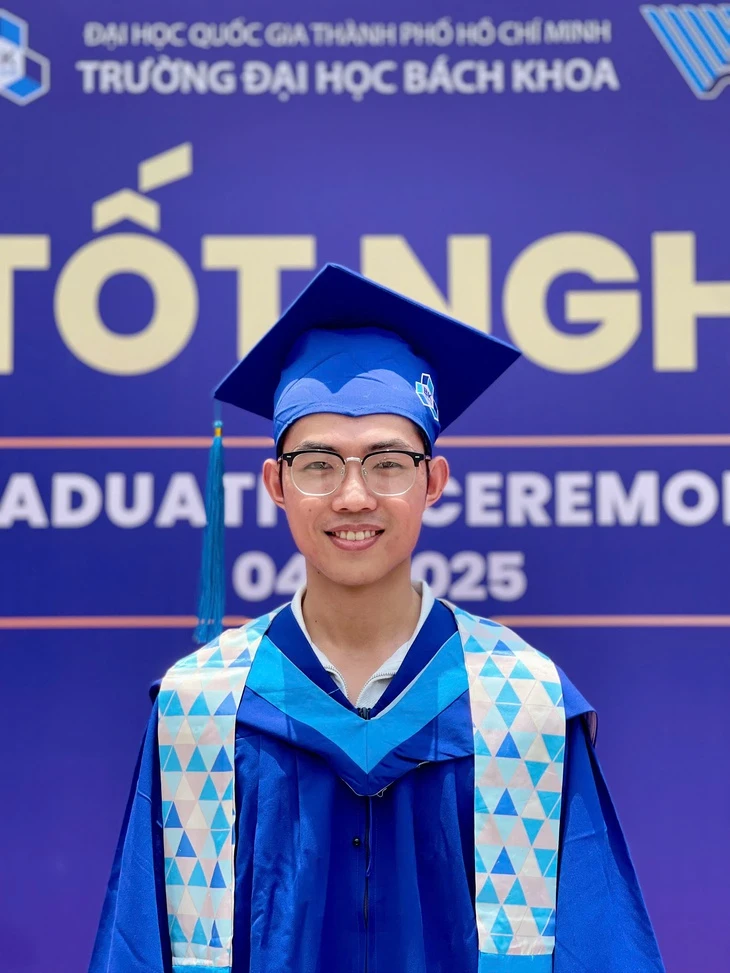 Nam sinh lấy cùng lúc hai bằng bách khoa TP.HCM trong 3,5 năm