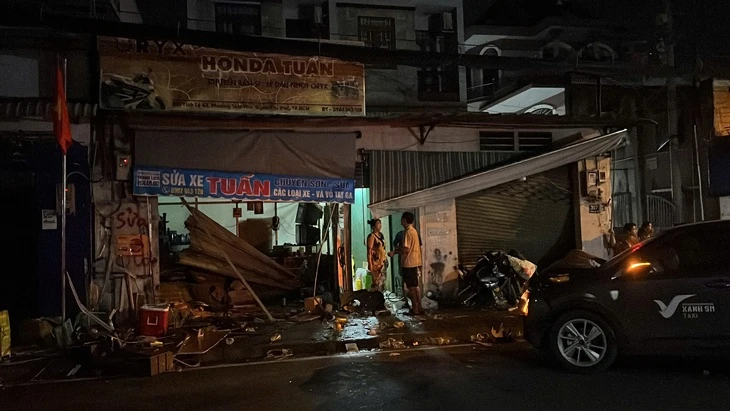 Ô tô lao vào hai nhà dân, hai người bị thương nặng