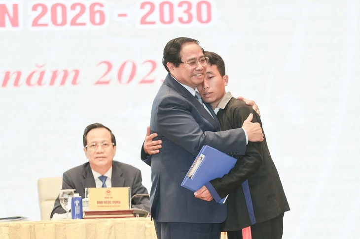 Thủ tướng Phạm Minh Chính động viên trưởng bản Mùa A Thi cứu 90 người thoát khỏi lũ quét, sạt lở