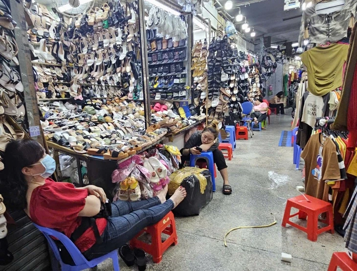 Chợ ế, cách nào để 'giải cứu' tiểu thương?