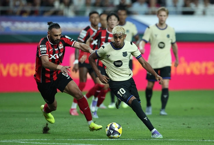 Barcelona mỉa mai huyền thoại Real Madrid ngay trên sóng truyền hình