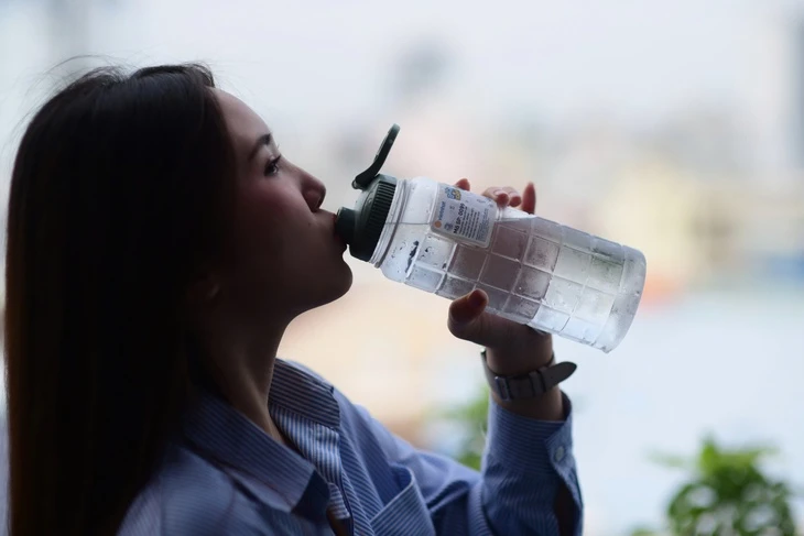 Thói quen mặc quần bó, lười uống nước tăng nguy cơ viêm đường tiết niệu