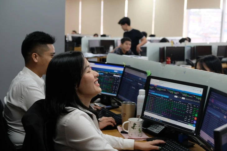 Tổ chức quốc tế đồng loạt sửa dự báo kinh tế Việt Nam, 'sóng' tiền dồn dập vào chứng khoán