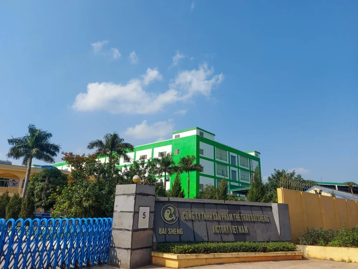 Đưa máy móc từ xe container xuống không an toàn, đè chết người