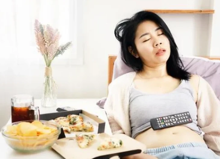 Khoa học lý giải hiện tượng 'căng da bụng trùng da mắt'