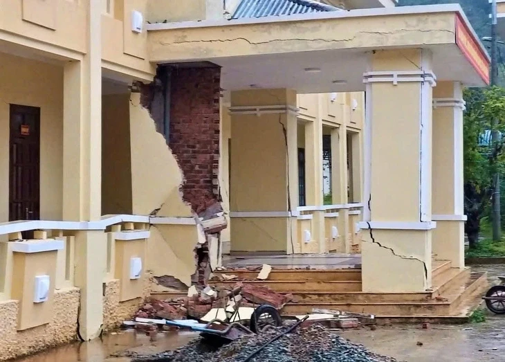 Tòa nhà hai tầng trụ sở xã ở Đà Nẵng nứt toác, nghiêng ngả vì sạt lở