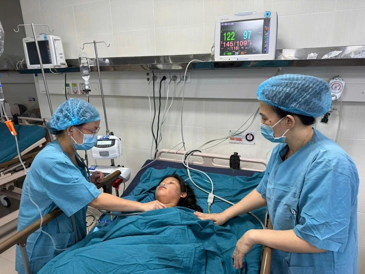 Báo động đỏ toàn viện, mổ cấp cứu sản phụ bị sản giật phải băng rừng, vượt sạt lở