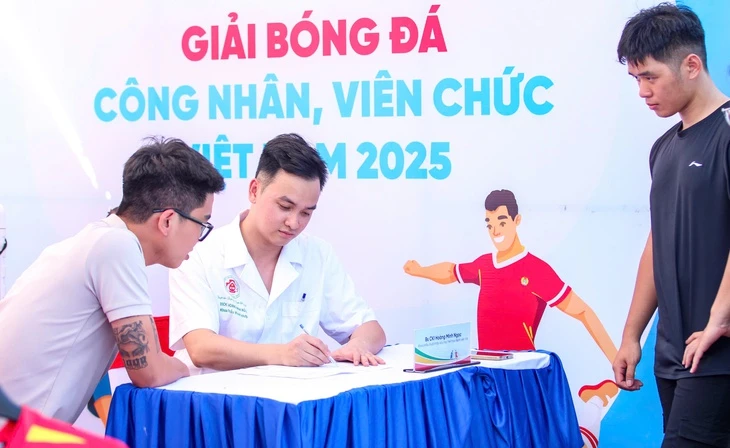 Đến Giải bóng đá công nhân, viên chức được khám bệnh miễn phí, mua đồ ưu đãi
