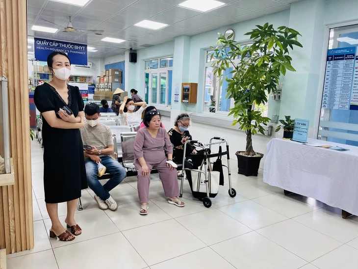 Quyền lợi của người tham gia bảo hiểm y tế có bị ảnh hưởng khi cơ sở khám chữa bệnh ngưng hợp đồng?