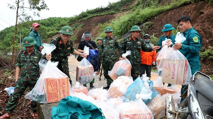 Thủ tướng yêu cầu xuất cấp gạo, hỗ trợ lương khô, thuốc men cho vùng lũ miền Trung