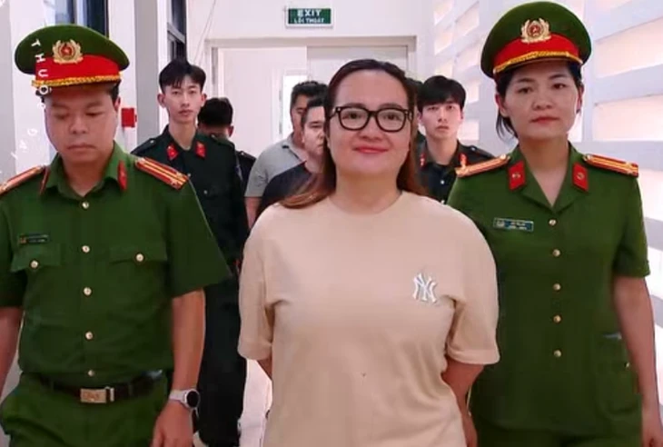 Bà Hoàng Hường khai gì tại cơ quan công an sau khi bị khởi tố?