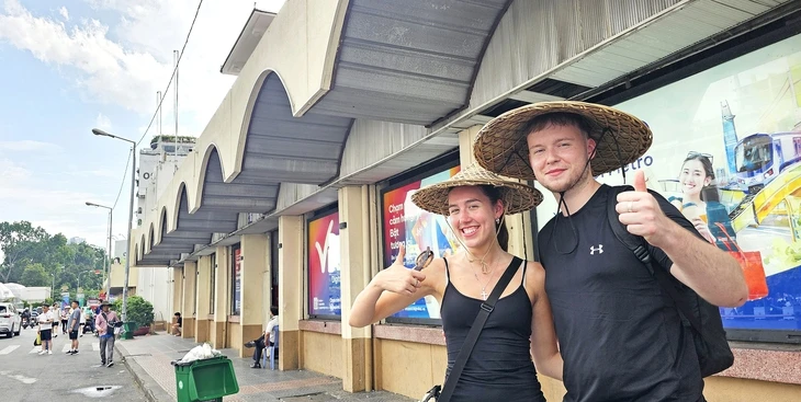 Từ Hạnh Phúc, nón 'hiệp khách' đi muôn phương
