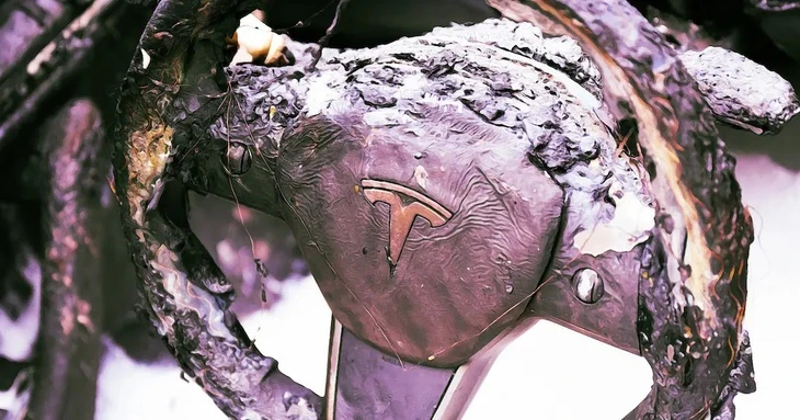 Lại một vụ xe Tesla gặp tai nạn, tài xế thiệt mạng vì không thoát ra được, nghi kẹt tay nắm cửa