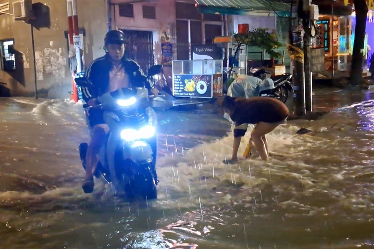 Mưa lớn đổ ầm ầm, nhiều tuyến đường ở Đồng Nai ngập cục bộ